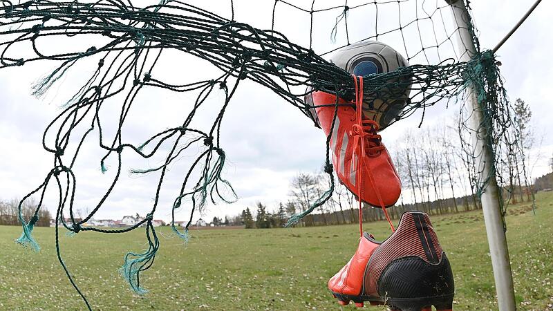 „Ihre Mitteilung in Ihrer Mail vom 27. Januar werten wir als die sofortige Einstellung des Spielbetriebs“, hatte der Bayerische Fußball-Verband kürzlich RT Bamberg mitgeteilt. Der Austritt aus dem Verband kann aber erst zum Jahresende erfolgen. „Ihre Mitteilung in Ihrer Mail vom 27. Januar werten wir als die sofortige Einstellung des Spielbetriebs“, hatte der Bayerische Fußball-Verband kürzlich RT Bamberg mitgeteilt. Der Austritt aus dem Verband kann aber erst zum Jahresende erfolgen.