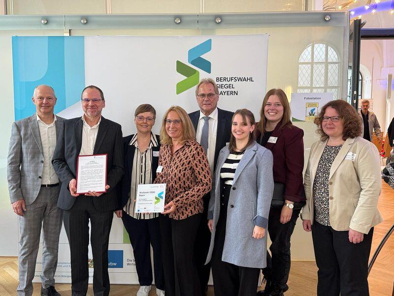 Große Freude bei Vertretern von Politik, Wirtschaft und Schulen: Die Carl-von-Linde-Realschule hat ein wichtiges Siegel erhalten.