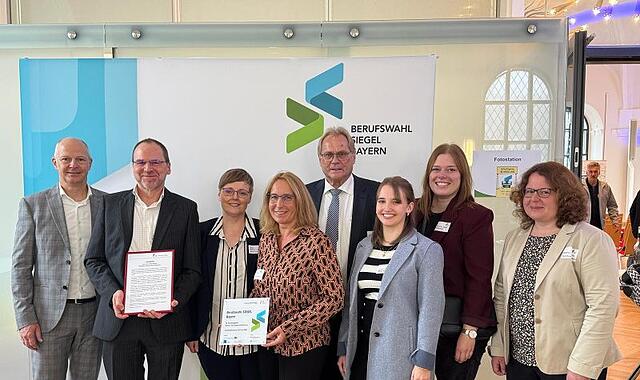 Große Freude bei Vertretern von Politik, Wirtschaft und Schulen: Die Carl-von-Linde-Realschule hat ein wichtiges Siegel erhalten.