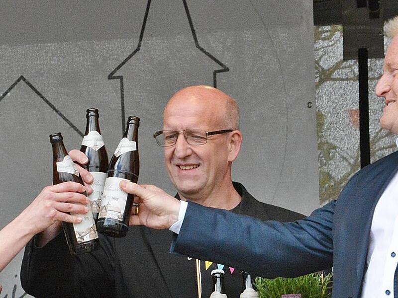 Gemeinsam mit Bürgermeister Matthias Klement und Markus Dietz vom Organisationsteam, stieß Jasmin Diemer, die durch das Programm führte, auf das große Weichtunger 1200-Jahrfeier an.