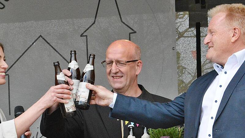 Gemeinsam mit Bürgermeister Matthias Klement und Markus Dietz vom Organisationsteam, stieß Jasmin Diemer, die durch das Programm führte, auf das große Weichtunger 1200-Jahrfeier an.