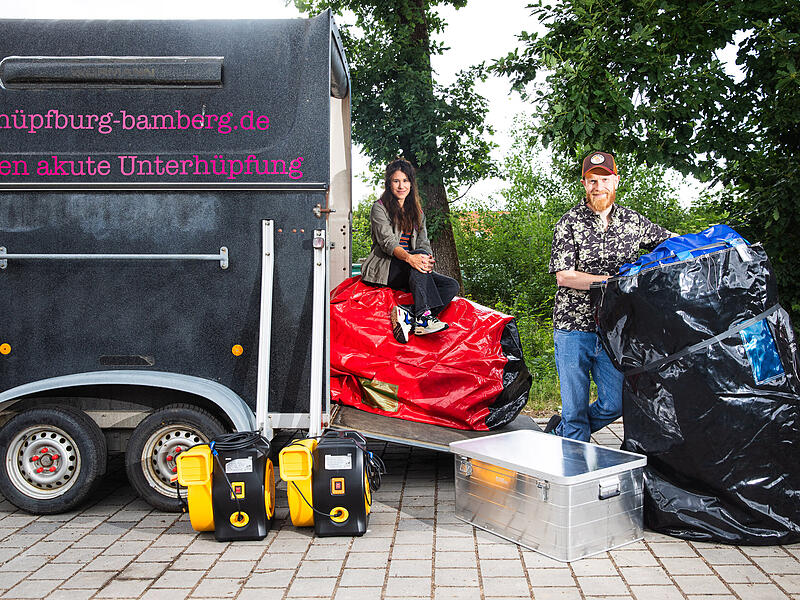 Sabrina und Lukas Graap verleihen in Bamberg mit ihrer kleinen Firma „Die Hüpferei“ Hüpfburgen. In einem Autoanhänger für Pferde wird alles transportiert. Sabrina und Lukas Graap verleihen in Bamberg mit ihrer kleinen Firma Die Hüpferei zwei Hüpfburgen. In einem Autoanhänger für Pferde wird alles transportiert.