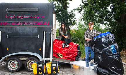 Sabrina und Lukas Graap verleihen in Bamberg mit ihrer kleinen Firma Die H&uuml;pferei zwei H&uuml;pfburgen. In einem Autoanh&auml;nger f&uuml;r Pferde wird alles transportiert.
