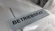 Ein Hinweisschild h&auml;ngt am Eingang zum Betriebsrat