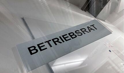 Ein Hinweisschild h&auml;ngt am Eingang zum Betriebsrat