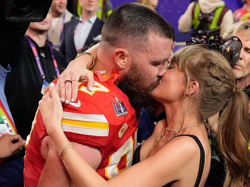Taylor Swift küsst Travis Kelce Taylor Swift küsst Travis Kelce