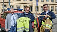 Zündstoff birgt das Thema Einsatzkleidung für die Wehr. Jetzt sollen neue, einheitliche Anzüge her (v.l.): Referent Christian Hinterstein, Stadtbrandrat Florian Kaiser, Christian Seitz, Leiter des Amtes für Brand- und Katastrophenschutz.