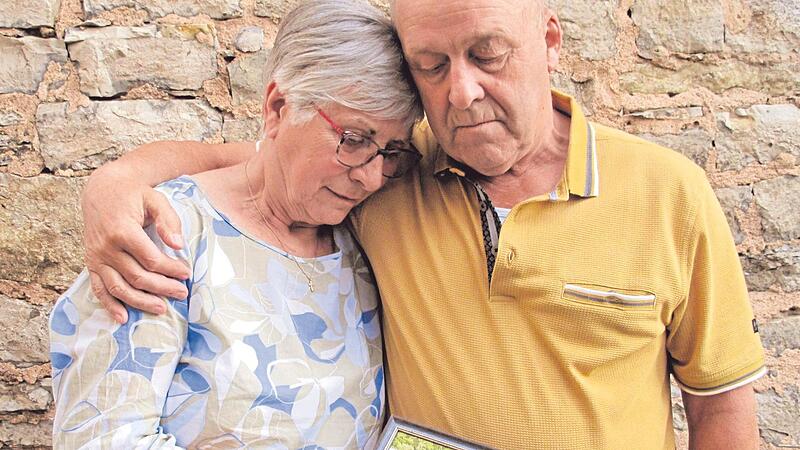 Gabi und Gustl Strobel aus Rieden (Landkreis Würzburg) mit einem Foto ihrer ermordeten Tochter Simone. Gabi und Gustl Strobel aus Rieden (Landkreis Würzburg) mit einem Foto ihrer ermordeten Tochter Simone.