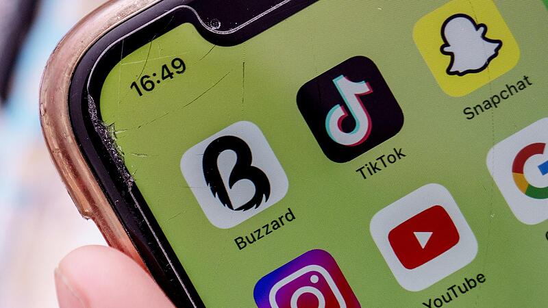 Auf einem Smartphone können Apps auch nebeneinander genutzt werden. Auf einem Smartphone können Apps auch nebeneinander genutzt werden.