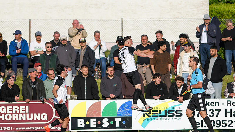 Relegation zur Landesliga: Der FC Sand (wei&szlig;e Trikots) entschied das Derby gegen die DJK Dampfach vor knapp 1800 Zuschauern mit 1:0 f&uuml;r sich.