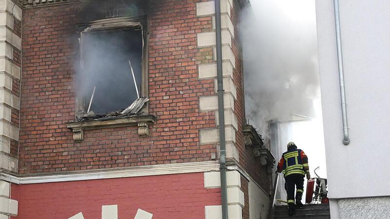 Lebensgefährlich: Der Rauch ist die größte Gefahr, wenn es in einem Wohnhaus brennt. Beim Feuerwehr am Sonntag in der Sonneberger Straße in Neustadt wurde eine 81 Jahre alte Frau leblos aus ihrem Schlafzimmer gerettet und mit einer lebensbedrohlichen Rauchvergiftung ins Krankenhaus gebracht. Lebensgefährlich: Der Rauch ist die größte Gefahr, wenn es in einem Wohnhaus brennt. Beim Feuerwehr am Sonntag in der Sonneberger Straße in Neustadt wurde eine 81 Jahre alte Frau leblos aus ihrem Schlafzimmer gerettet und mit einer lebensbedrohlichen Rauchvergiftung ins Krankenhaus gebracht.