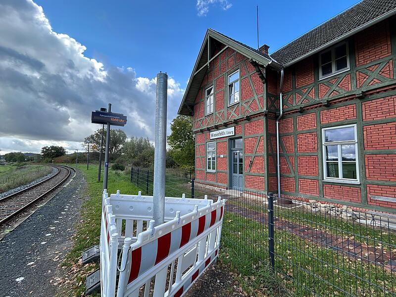 Bahnhof Wiesenfeld Die Deutsche Bahn investiert an der Bahnstation in Wiesenfeld. Hier ist im Vordergrund der neue Mast für die neue Anzeigetafel zu sehen – im Hintergrund steht noch das alte Exemplar.