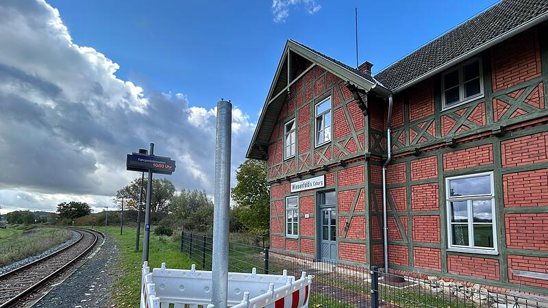 Die Deutsche Bahn investiert an der Bahnstation in Wiesenfeld. Hier ist im Vordergrund der neue Mast f&uuml;r die neue Anzeigetafel zu sehen&nbsp;&ndash; im Hintergrund steht noch das alte Exemplar.