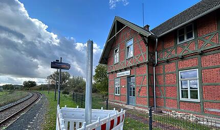 Die Deutsche Bahn investiert an der Bahnstation in Wiesenfeld. Hier ist im Vordergrund der neue Mast f&uuml;r die neue Anzeigetafel zu sehen&nbsp;&ndash; im Hintergrund steht noch das alte Exemplar.