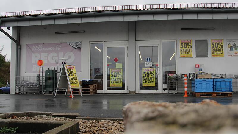 Beim Regio-Baumarkt in Adelsdorf  haben die Einbrecher die Eingangst&uuml;r aufgehebelt.