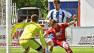 Der Lichtenfelser Lukas Hirle (vorne) schirmt den Ball mit aller Kraft gegen Elias Engel ab.