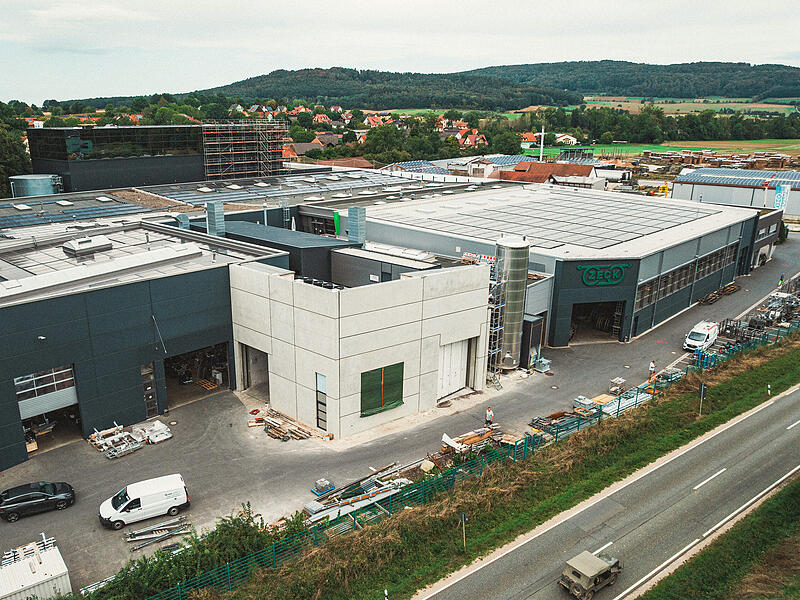 Die Firma Zeck erweitert in Sche&szlig;litz ihren zentralen Firmensitz.