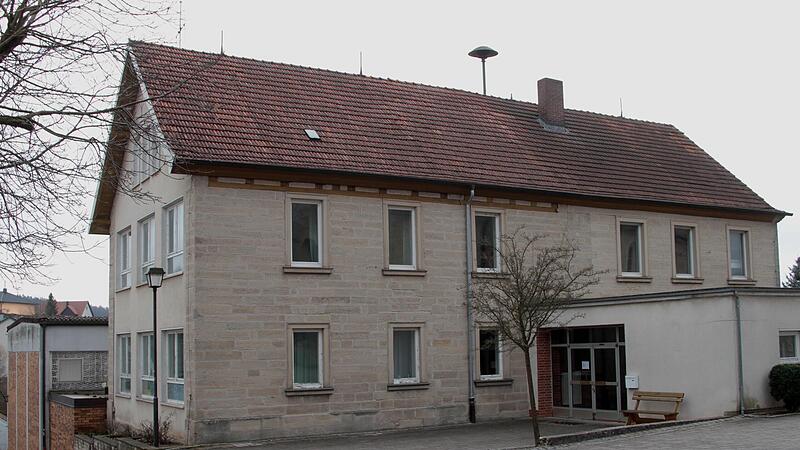 So sieht die &bdquo;alte Schule&ldquo;, gebaut 1893 von der Seite des Haupteingangs her aus. Bis 2006 wurden hier Sch&uuml;ler unterrichtet. Links der alte Anbau.