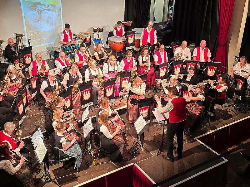 Die Stadtkapelle Höchstadt spielte sich während des Frühlingskonzerts in der Fortuna Kulturfabrik in Höchstadt durch die Musikgeschichte.