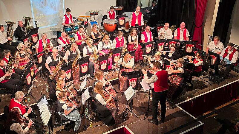 Die Stadtkapelle H&ouml;chstadt spielte sich w&auml;hrend des Fr&uuml;hlingskonzerts in der Fortuna Kulturfabrik in H&ouml;chstadt durch die Musikgeschichte.