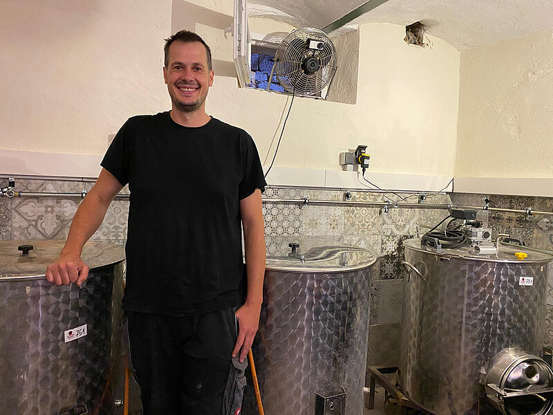 Vereinsbrauerei KunreuthForchheim & Fränkische Schweiz Fabian Strian aus der Braugruppe an den Braukesseln in der kleinen Vereinsbrauerei