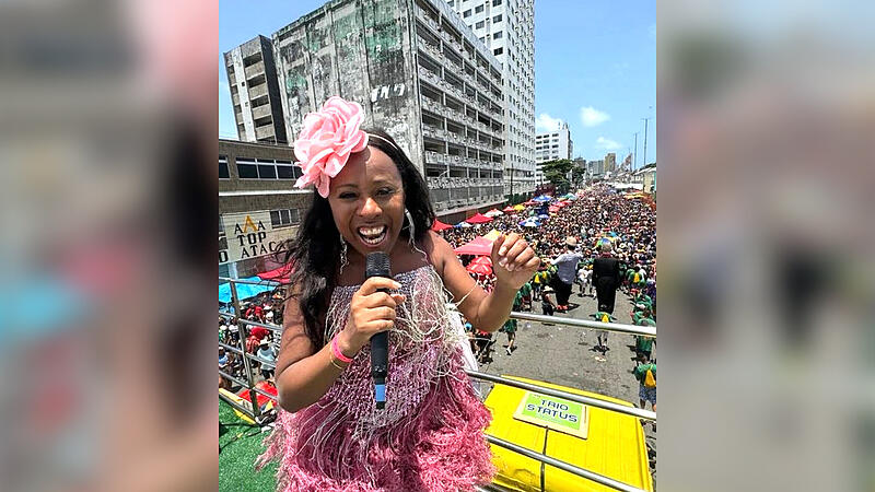 Samba total: Nini Beyersdorf beim Karneval 2024 in Recife (Brasilien)
