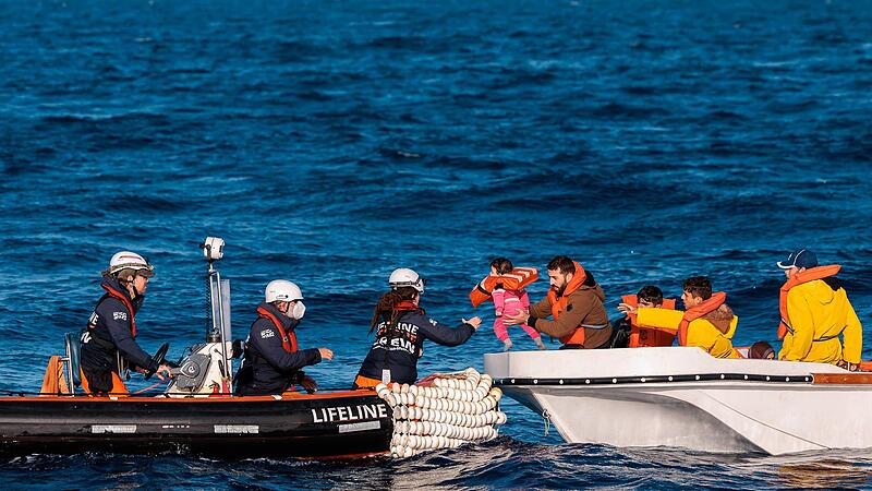 Das Handout zeigt eine Aktion der deutschen Seenotrettungsorganisation Mission Lifeline im Mittelmeer.
