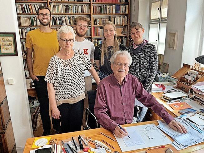 Für die Studierenden (hinten v.l.) Luca Stenz, Simeon Göll, Melissa Link und Jana Hickmann sowie Heidrun Alzheimer (vorne l.) ein besonderes Highlight: Paul Maar (vorne) steht ihnen für Fragen rund um seinen Vorlass zur Verfügung.
