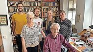 Für die Studierenden (hinten v.l.) Luca Stenz, Simeon Göll, Melissa Link und Jana Hickmann sowie Heidrun Alzheimer (vorne l.) ein besonderes Highlight: Paul Maar (vorne) steht ihnen für Fragen rund um seinen Vorlass zur Verfügung.