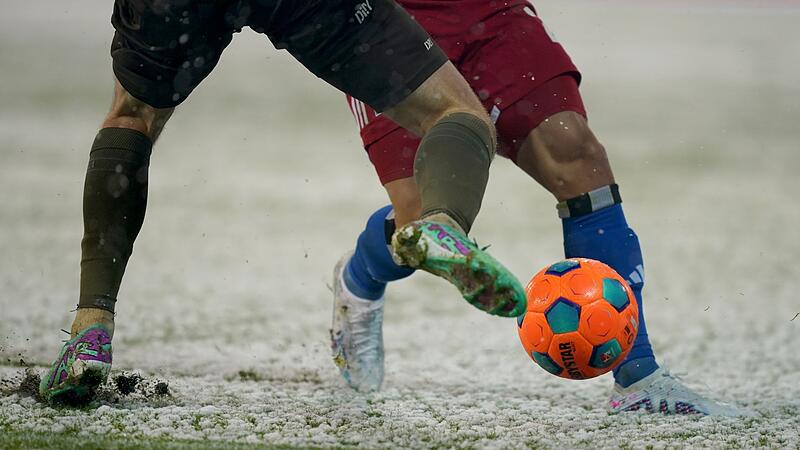Fu&szlig;ballspielen im Schnee