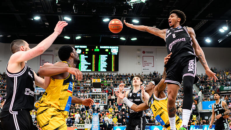 Demarcus Demonia (rechts) und die Bamberger k&auml;mpften in Ludwigsburg um jeden Rebound. Ein Erfolgsfaktor f&uuml;r den deutlichen Ausw&auml;rtserfolg.