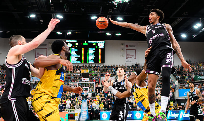 Demarcus Demonia (rechts) und die Bamberger k&auml;mpften in Ludwigsburg um jeden Rebound. Ein Erfolgsfaktor f&uuml;r den deutlichen Ausw&auml;rtserfolg.