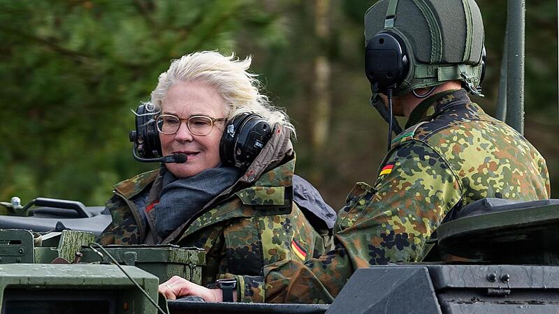 Verteidigungsministerin Christine Lambrecht (SPD)  hat Bundeskanzler Olaf Scholz (SPD) um Entlassung gebeten.
