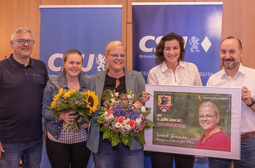 In weiser Voraussicht hatte man das erste Wahlplakat schon einmal entworfen (von links): Markus Fausten (Vorsitzender des CSU-Ortsverbands Jesserndorf), Anne Borst (Vorsitzende der Frauenunion), Kandidatin Isabell Zimmer, CSU-Kreisverbandsvorsitze...