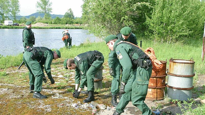 Mit gro&szlig;em Personaleinsatz suchte die Polizei das Mainufer nach Spuren des Verbrechens ab.