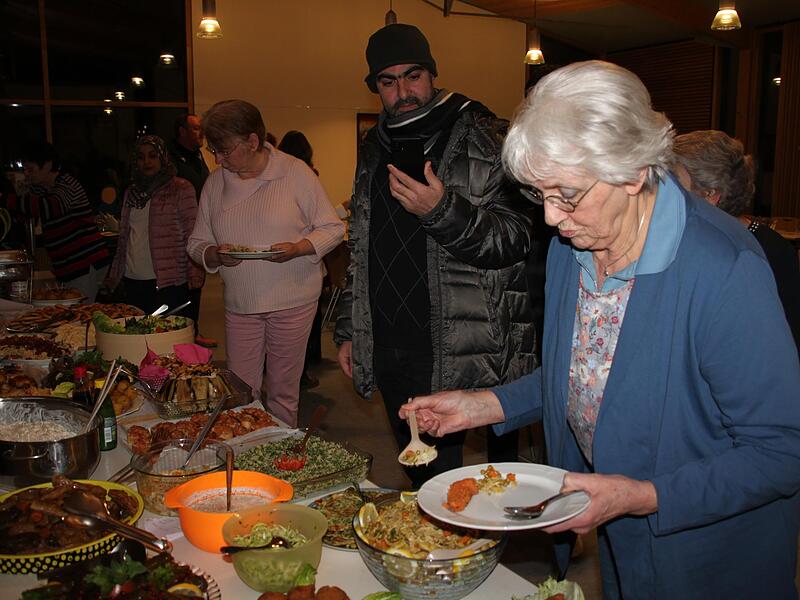 Rund 130 Gäste lassen sich die syrischen Gerichte im evangelischen Gemeindehaus von Burgkunstadt schmecken.
