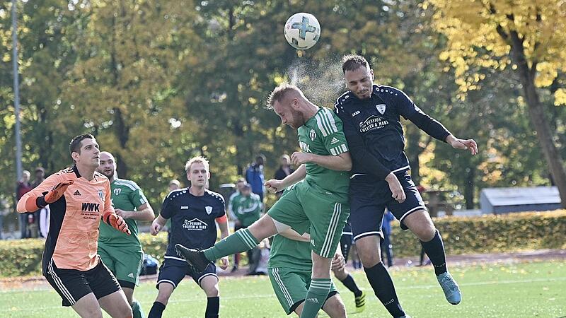 Luftduell zwischen dem Niederf&uuml;llbacher Daniel Hohnhaus (gr&uuml;nes Trikot) und dem M&ouml;nchr&ouml;dener Kayra Cebecioglu