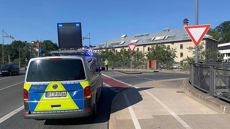 Chaos in Coburg: Nachdem die Stadtautobahn wegen eines Unfalls in beiden Fahrtrichtungen "dicht" war, wurde die Zufahrt von der Frankenbrücke gesperrt.