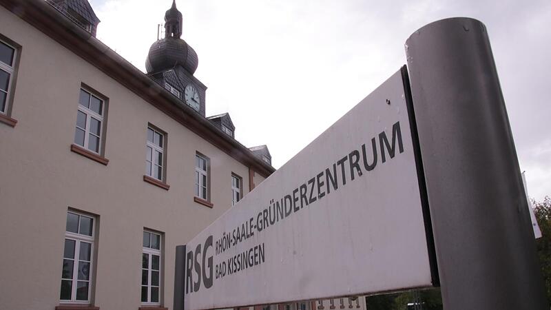 Am Rhön-Saale-Grunderzentrum wird die Stiftungsprofessor „Nachhaltige digitale Transformation in der Laboranalytik und Medizintechnik“ mit der Technischen Hochschule Würzburg-Schweinfurt eingerichtet. Am Rhön-Saale-Grunderzentrum wird die Stiftungsprofessor „Nachhaltige digitale Transformation in der Laboranalytik und Medizintechnik“ mit der Technischen Hochschule Würzburg-Schweinfurt eingerichtet.