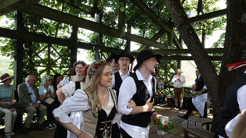 In der schattigen Krone tanzten die Kerwapaare und riefen den Schlachtruf: &bdquo;Wer hod Kerwa?&ldquo;