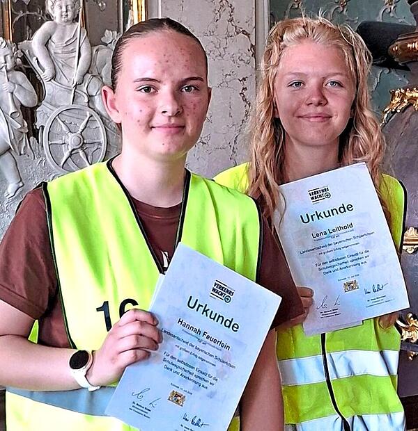 Hannah Feuerlein (links) und Lena Leithold aus Höchstadt.Verkehrswacht Hannah Feuerlein (links) und Lena Leithold aus Höchstadt.Verkehrswacht