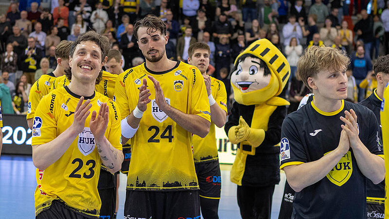 Jannes Krone, Mikael Helmersson und Lars D&uuml;sterh&ouml;ft freuen sich dar&uuml;ber, dass der HSC Coburg endlich mal wieder gewonnen hat.