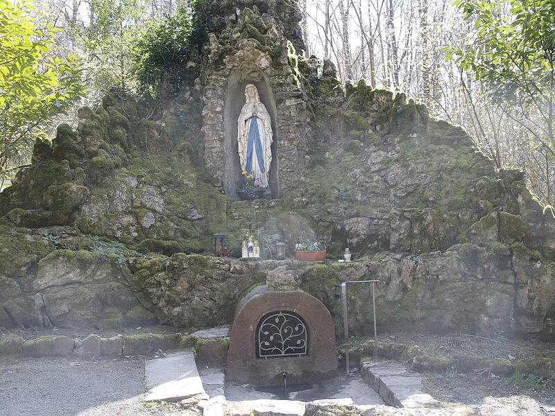 An der Quelle neben der Kapelle Terzenbrunn ist eine Maria Statue. An der Quelle neben der Kapelle Terzenbrunn ist eine Maria Statue.