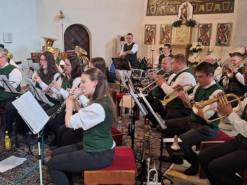 Die Musikkapelle Nordhalben beim diesj&auml;hrigen Maikonzert im Altarraum der &ouml;rtlichen Pfarrkirche.