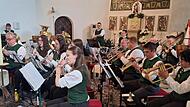 Die Musikkapelle Nordhalben beim diesj&auml;hrigen Maikonzert im Altarraum der &ouml;rtlichen Pfarrkirche.