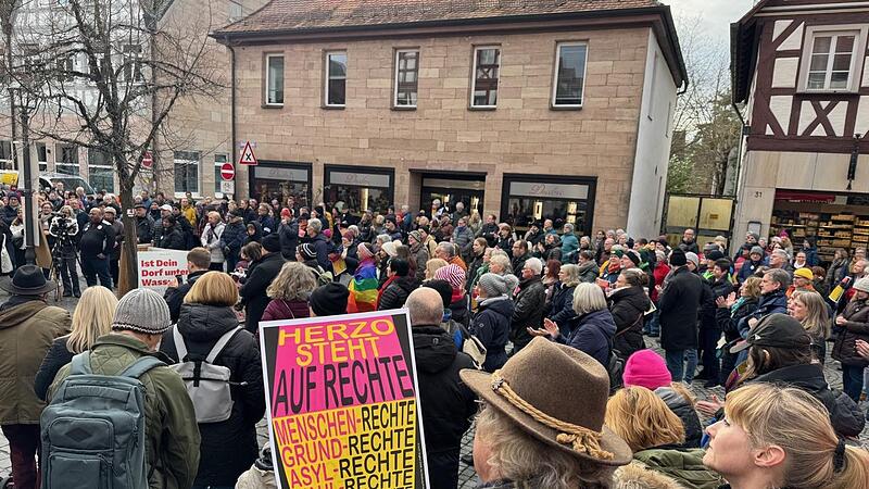 Rund 500 B&uuml;rgerinnen und B&uuml;rger haben in Herzogenaurach friedlich f&uuml;r Menschenrechte demonstriert.