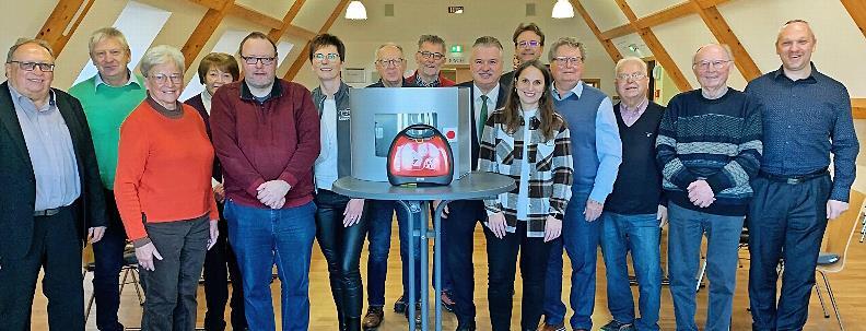 Die &Uuml;bergabe des Defibrillators erfolgte im Rahmen einer Mitgliederversammlung des F&ouml;rdervereins um Vorsitzenden Manfred Huhs (4. von rechts).