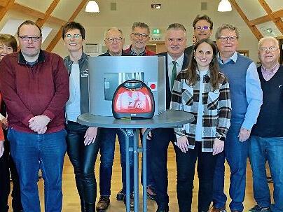Die &Uuml;bergabe des Defibrillators erfolgte im Rahmen einer Mitgliederversammlung des F&ouml;rdervereins um Vorsitzenden Manfred Huhs (4. von rechts).