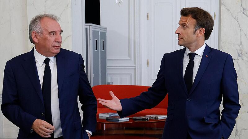 Frankreichs Pr&auml;sident Emmanuel Macron (rechts) hatn Francois Bayrou zum neuen Premierminister ernannt.