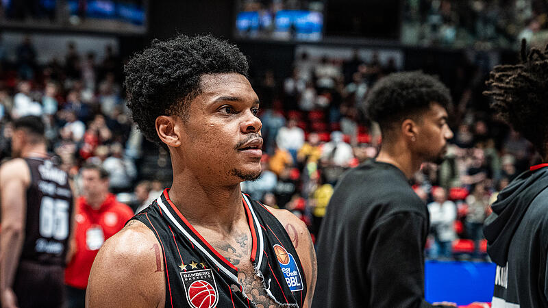 Da musste am Ende das Textil dran glauben: Bambergs Aufbauspieler Ronaldo Segu mit zerrissenem Trikot und keinen Punkten.